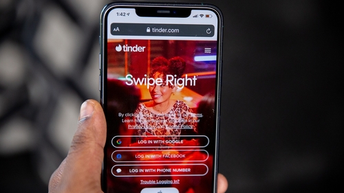 Ce trebuie să scrii pe Tinder, în funcție de zodia ta. Îți cresc șansele să fii magnet pentru partenerul dorit