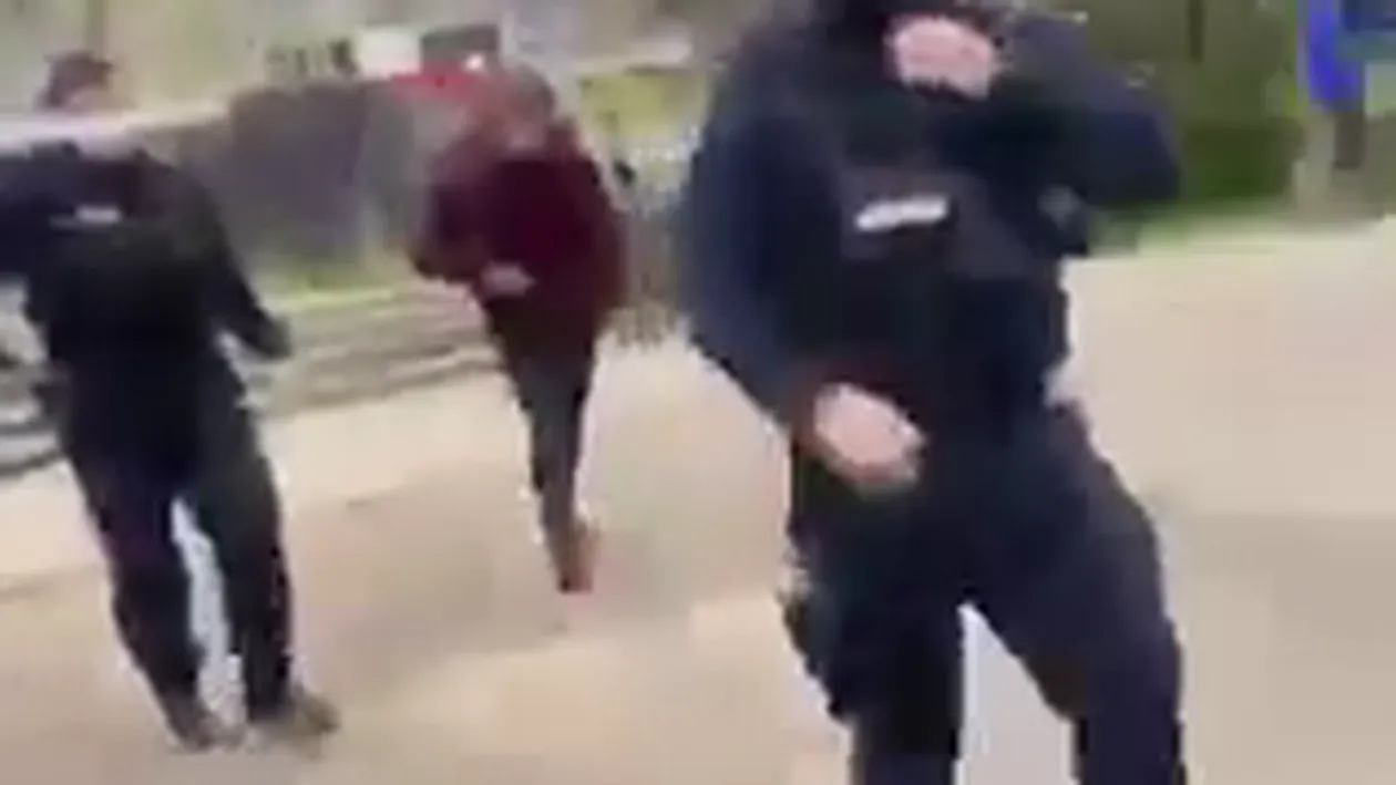 Scandal în plină stradă între un cetățean și jandarmi. “O să fie război! Ieșim cu topoarele pe stradă!” De unde a pornit conflictul