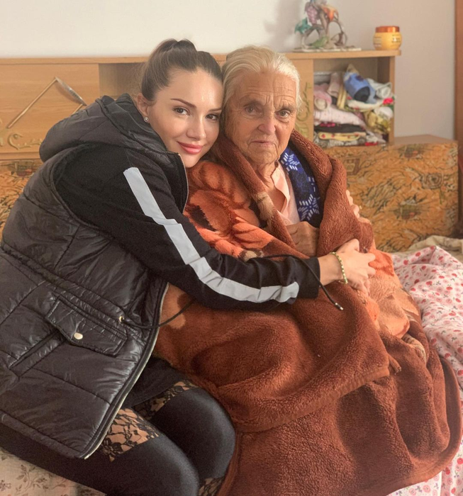 Otilia Bilionera, confesiuni dureroase! Artista şi-a pierdut ambii bunici: „Au murit la nouă zile diferență unul de celălalt”