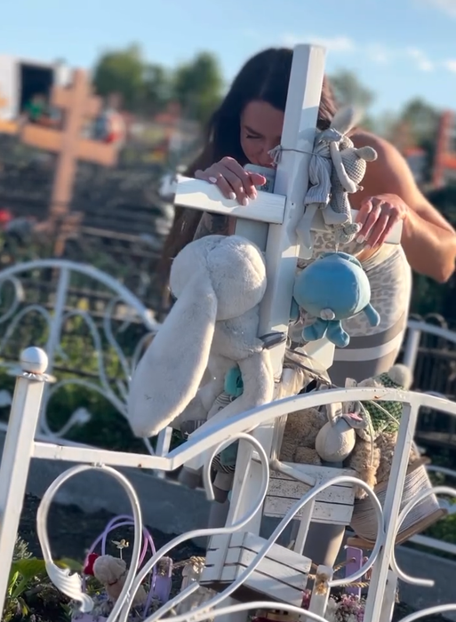 Cristina Scarlevschi, în lacrimi la mormântul fiului ei/ Sursa foto: Instagram