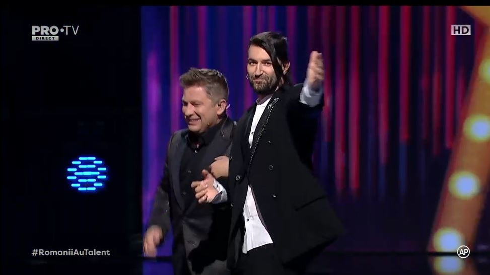 Andra, ținută cu o croială spectaculoasă în finala de la Românii au talent! Rochia neagră este crăpată până sus pe piciorul drept | FOTO