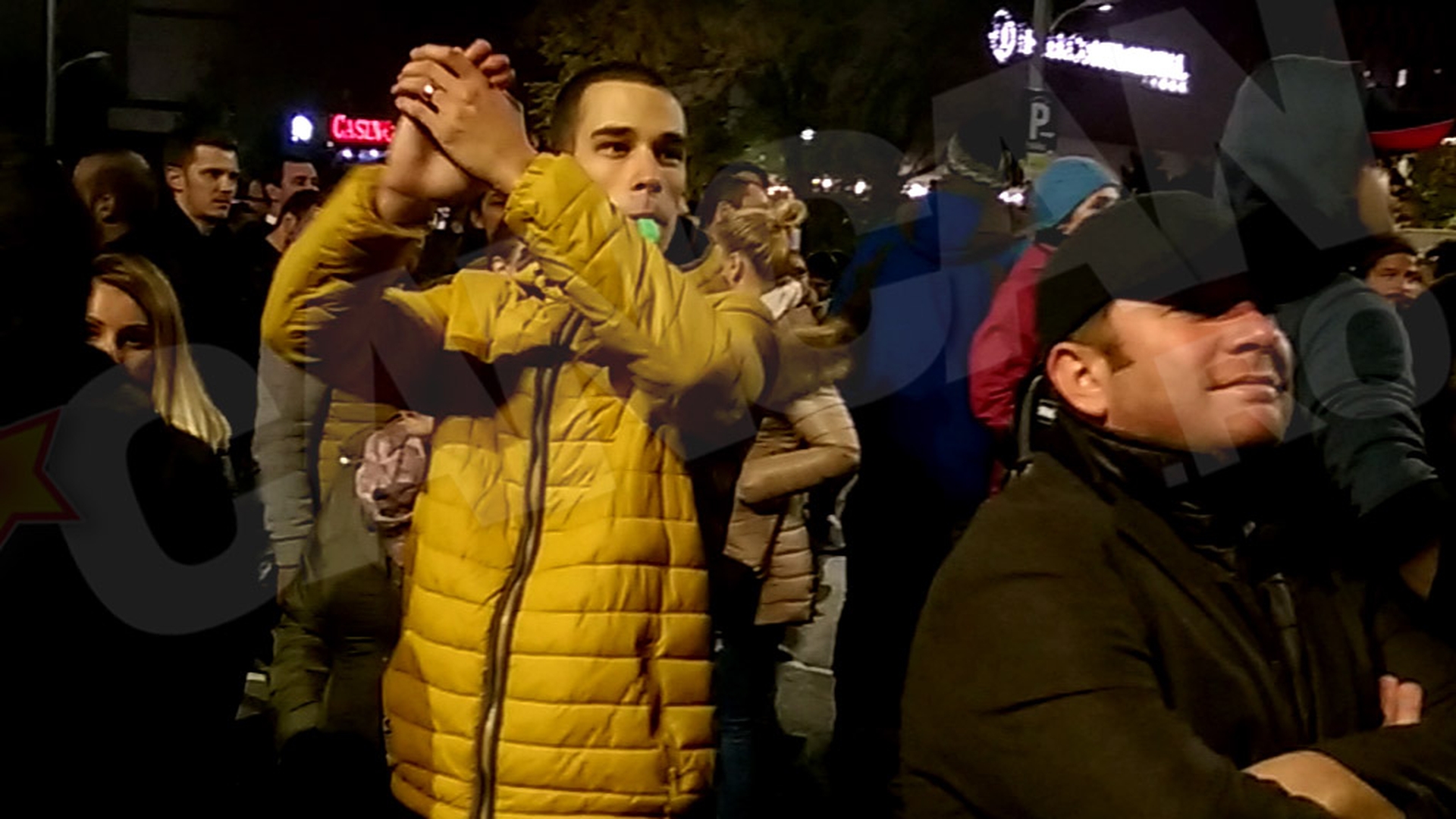 Protestatarilor nu le-a venit sa creada ce vad! Ce mare vedeta a fost surprinsa de CANCAN.ro in mijlocul multimii