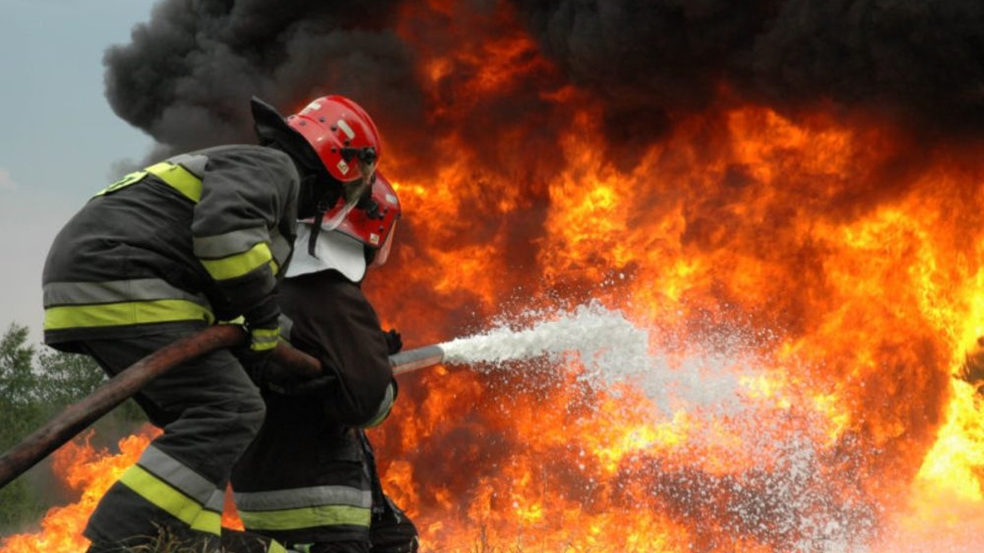 O bătrână, în stare gravă după ce un incendiu i-a mistuit casa