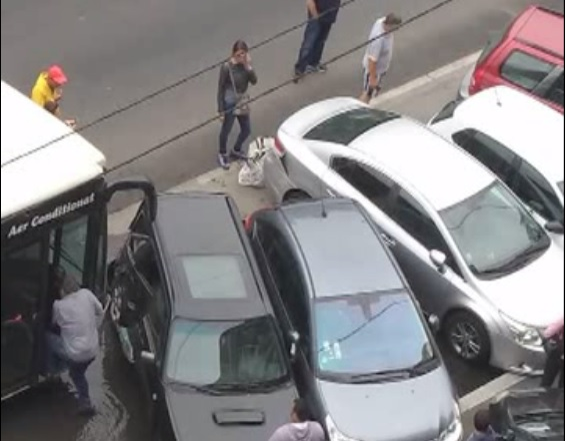 6 maşini distruse de un autobuz în Capitală. Poliția a ajuns, rapid, la fața locului