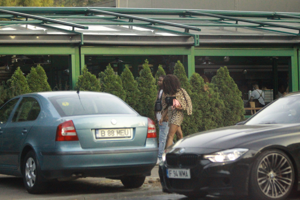 Laurette și Gueye părăsesc restaurantul și se îndreaptă spre mașină
