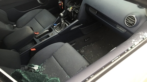 IMAGINI INCREDIBILE! Atenţie bucureşteni. Un bărbat şi-a găsit maşina vandalizată de hoţi chiar de FLORII. Cum arăta autoturismul te va şoca