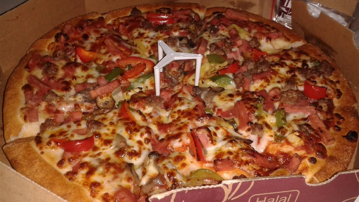 Câte calorii are o pizza în România, de fapt. Bombă calorică - e puțin spus!