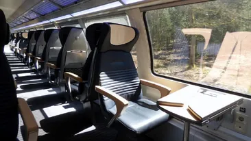 Bancul zilei | Un bâlbâit urcă într-un tren