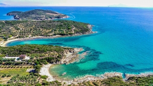 O insulă din Grecia se vinde la preț surprinzător. Are trei clădiri și valorează de peste 30 de ori mai mult