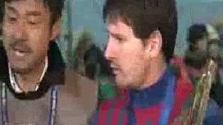 Messi a dat cel mai tare interviu din istoria fotbalului! Un reporter japonez il pupa, unul ii da o pelerina si alti doi ii pun intrebari facand plecaciuni