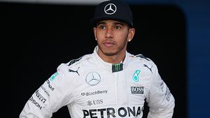 Au făcut-o lată! După ce supermodelul CHANEL IMAN, iubita pilotului LEWIS HAMILTON, a apărut goală într-un film, acum cei doi au dansat pe străzi aproape complet dezbrăcaţi!