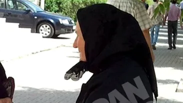 La tara merg fake-urile! Cea mai trendy baba de la biserica are geanta Louis Vuitton