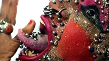 VIDEO Femeia cu cei mai multi cercei din lume! Are peste 6.000 de piercinguri!