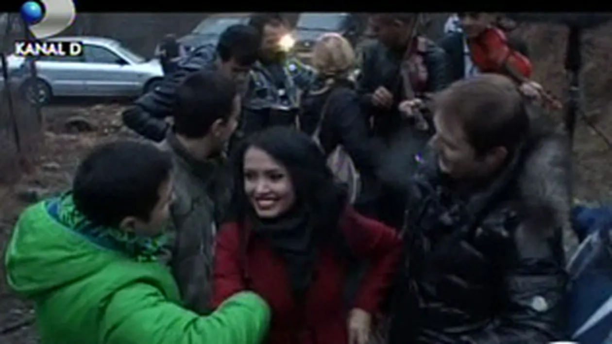 VIDEO Cove, Mantea si Artene s-au plimbat cu decapotabila prin sat!  Vezi cum au jucat pe muzica lautarilor in remorca!