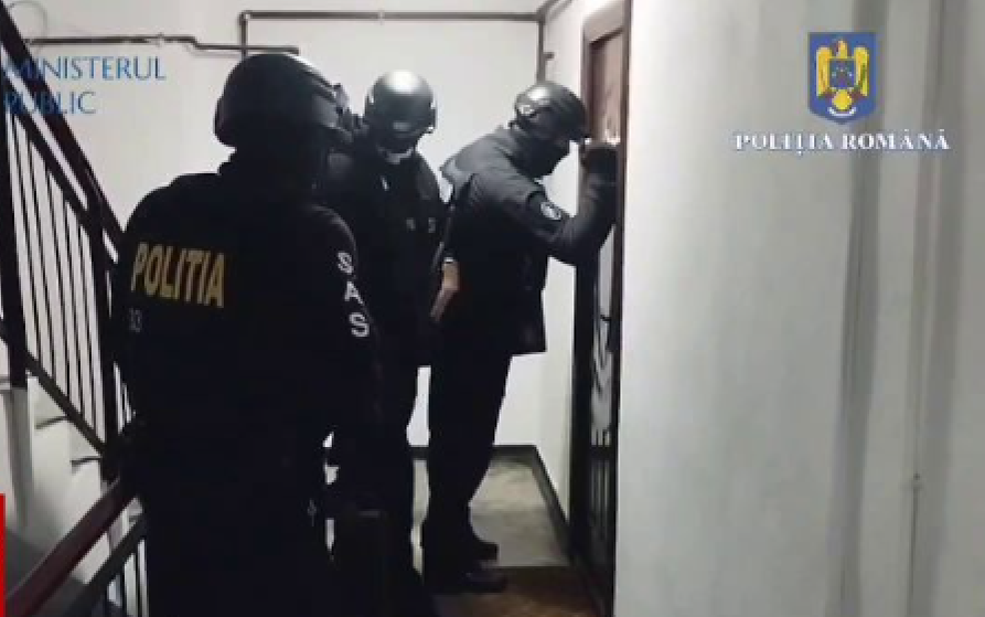 Prafuri de la bunicuța! O femeie din București, trecută de prima tinerețe, în mijlocul unei rețele de droguri