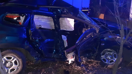 Impact devastator între un autoturism și o autoutilitară. Unul dintre șoferi este resuscitat de medici