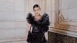 Alina Eremia, într-o rochie transparentă la Elle Style Awards 2018. Merită titlul de “Lebăda neagră” a galei spectaculoase