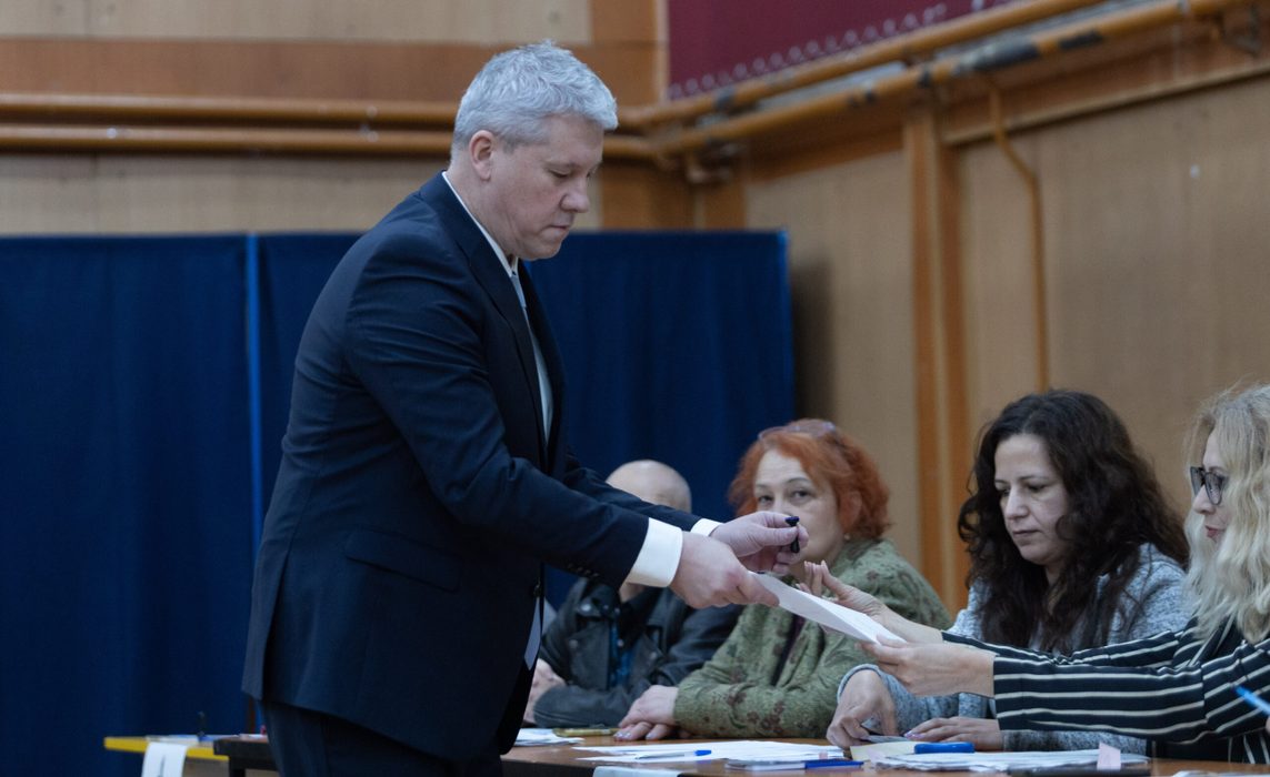 Catalin Predoiu, presedinte PNL si premier interimar, isi exercita dreptul la vot, in cel de-al doilea tur de scrutin al alegerilor prezidentiale, in Bucuresti, duminica, 18 mai 2025. ALEXANDRA PANDREA/GMN/MEDIAFAX FOTO