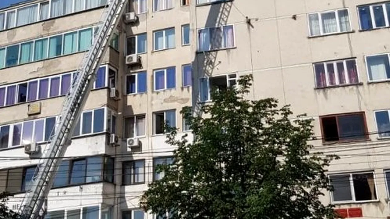 Pompierii din Baia Mare, intervenție la etajul 8 al unui bloc. Li s-a închis geamul în nas