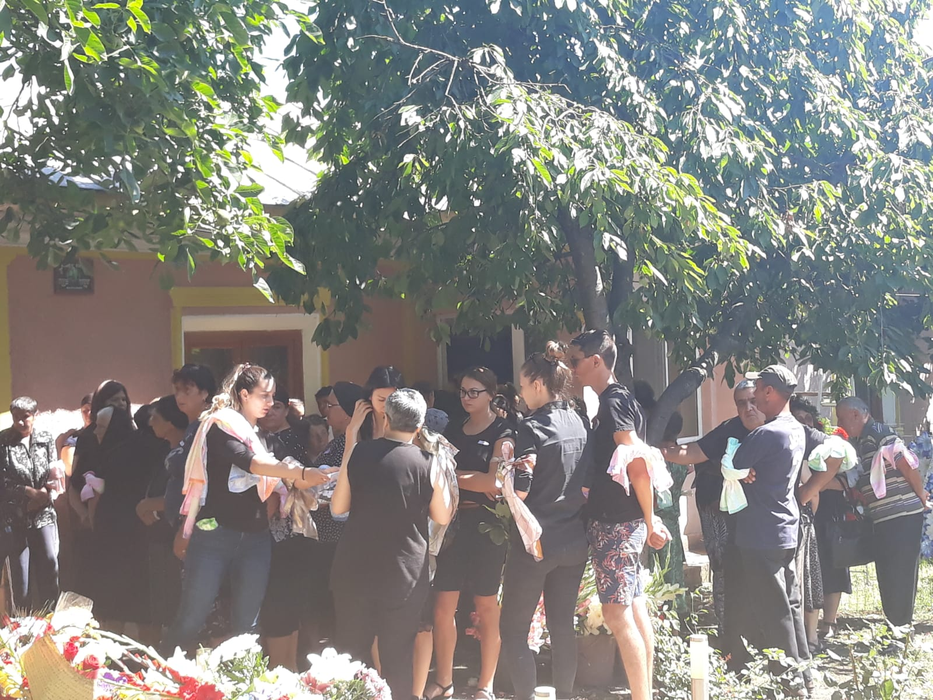 Primele imagini de la înmormântarea tinerei ucise în Bragadiru. Cum au îmbrăcat-o părinții pe Manuela Mustăţea