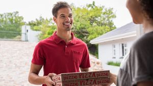 Au comandat o pizza cu pepperoni, dar au avut parte de o surpriză de proporții