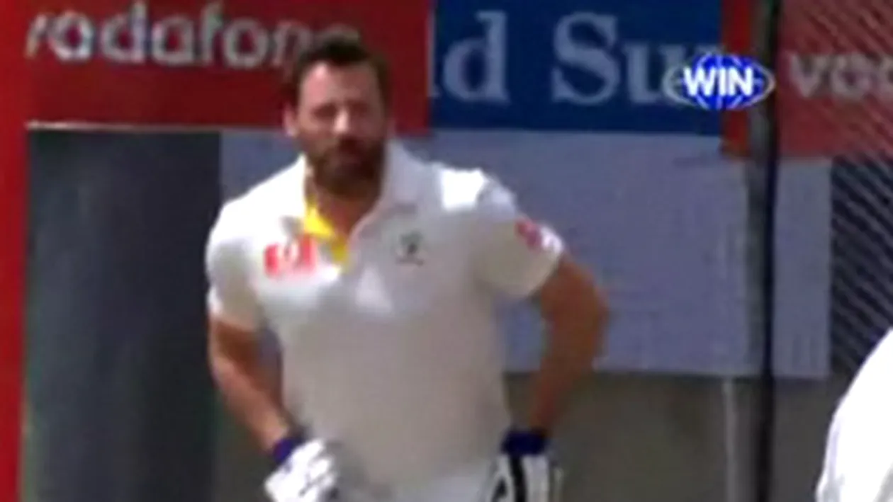 VIDEO Ghinion teribil! Hugh Jackman, lovit in testicule in timpul unei demonstratii de baseball