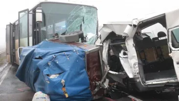 Accident teribil în Ungaria! Un microbuz plin cu români, lovit de un autobuz: 3 morţi