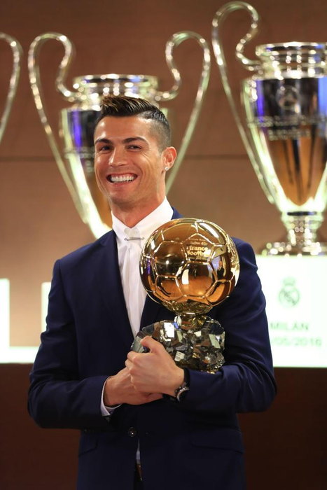 Cristiano Ronaldo a câştigat Balonul de Aur pentru a cincea oară!
