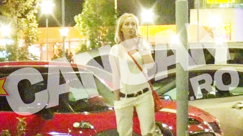 Aventurile unei blonde la volan! Ce a putut sa pateasca Xonia incercand sa scoata masina din parcare