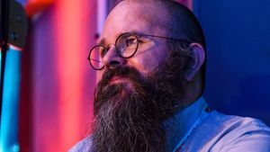 Răzvan Cherecheș: ”Purtarea corectă a măștii și distanțarea în transportul în comun scad transmiterea cu 98.1 %”