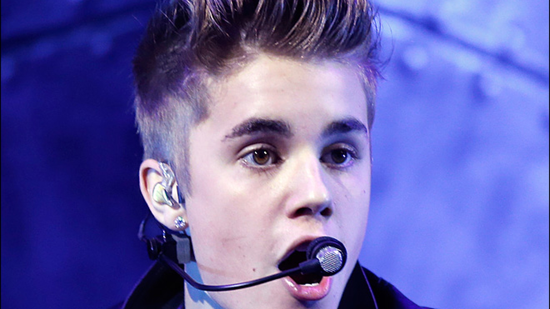 Ce mascul seducător s-a făcut Justin Bieber! Uite cum le-a înfierbântat pe fane de Revelion! Vi se pare sexy sau nu?