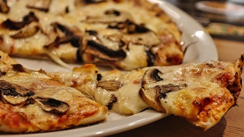 Cât costă o simplă pizza pe final de sezon, în Mamaia? Nota de plată primită de un turist român