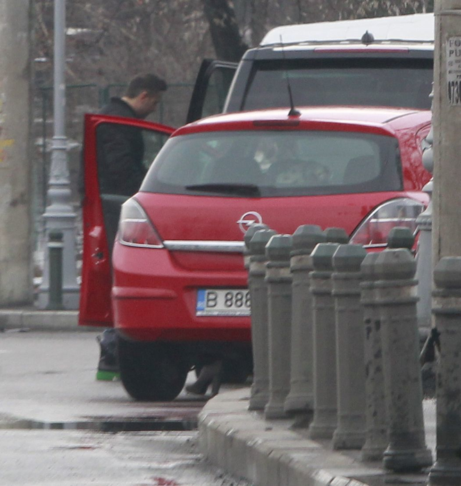 Laura Teodoru se împarte cu brio între cei doi milionari din viaţa ei: actualul iubit - celebrul Stelu ANRP şi fostul partener şi tată al fiicei ei - Adrian Ispravnic.