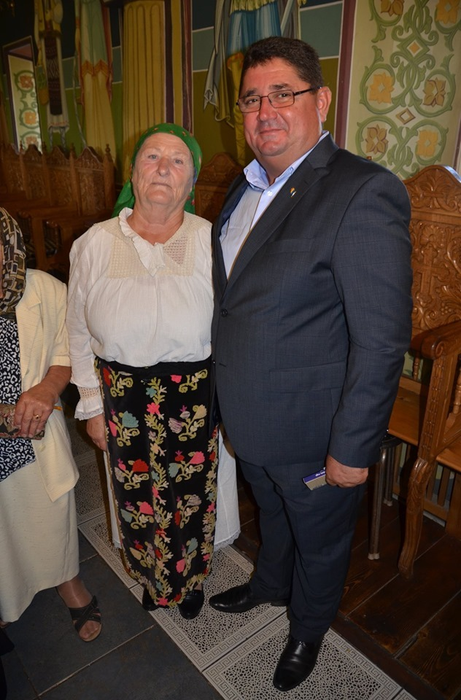 Primarul, alături de locuitori din Răcari (Foto: arhiva personală Facebook/Marius Caraveteanu)
