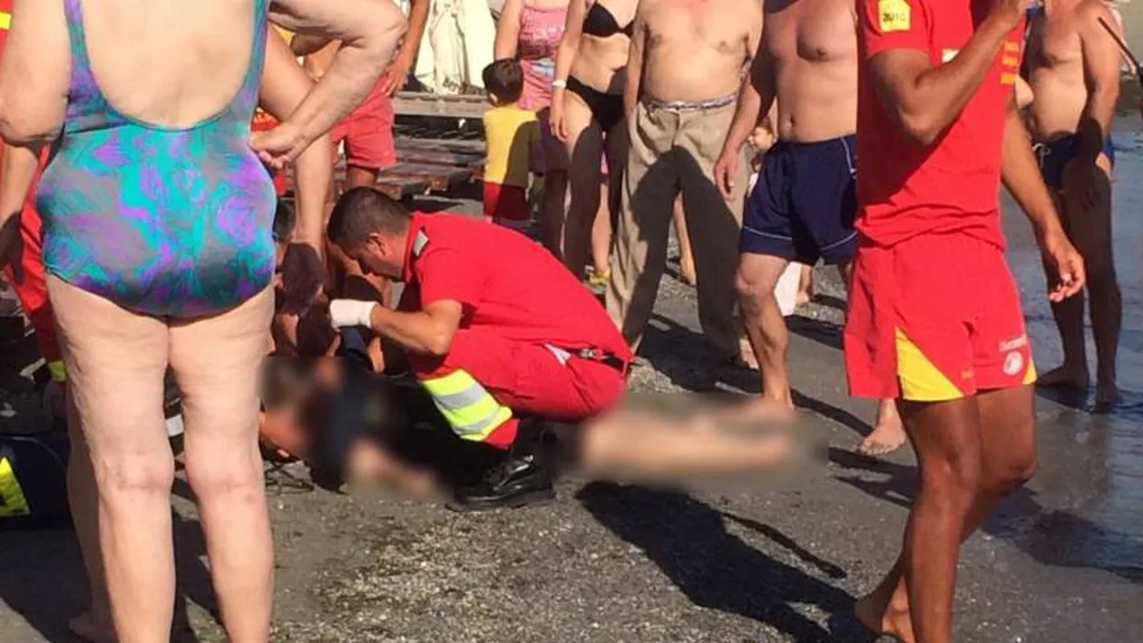 FOTO! Clipe de coşmar pe o plajă din Mamaia! O femeie a fost la un pas de moarte după ce a intrat în mare