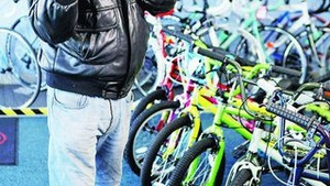 Si-au gasit nasul! Opt hoti, snopiti in bataie de un fost boxer
