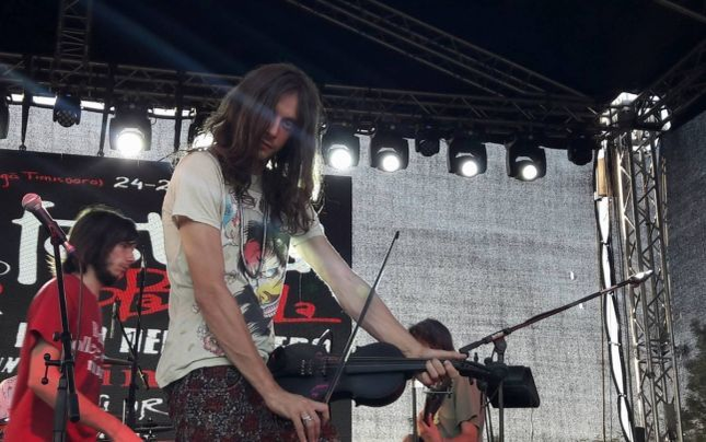 Andrei, fiul lui Mircea Dinescu, sare în apărarea maneliştilor. „Ei sunt adevăratele staruri! Dacă aş fi Salam, m-aş duce la Haga”