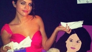 Selena Gomez, sexy, dar racita cobza pe scena! Si-a suflat nasul non-stop!
