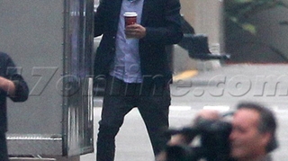 Ashton Kutcher, bucuros de oaspeti. In rulota cu fosta colega din "That 70's Show"