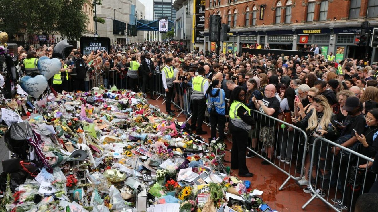 Imagini impresionante: Mii de oameni i-au adus un ultim omagiu lui Ozzy Osbourne