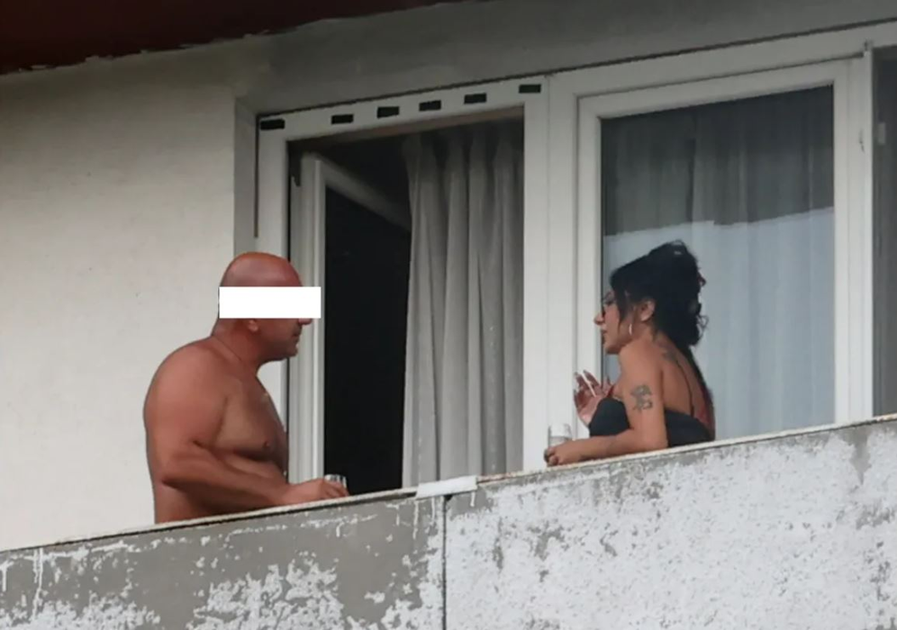 La începutul lunii august, milionarul și Ioana Popescu erau filmați de CANCAN.RO în balconul ”devoratoarei de fotbaliști”