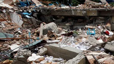 Peste 900 de persoane au fost scoase de sub daramaturi, in viata dupa cutremurul din China