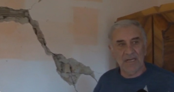 Cu lacrimi în ochi, un bătrân din Gorj povestește clipele de groază prin care a trecut după cutremurul de 5,7 grade: ”Vedeam cum se zguduie casa”
