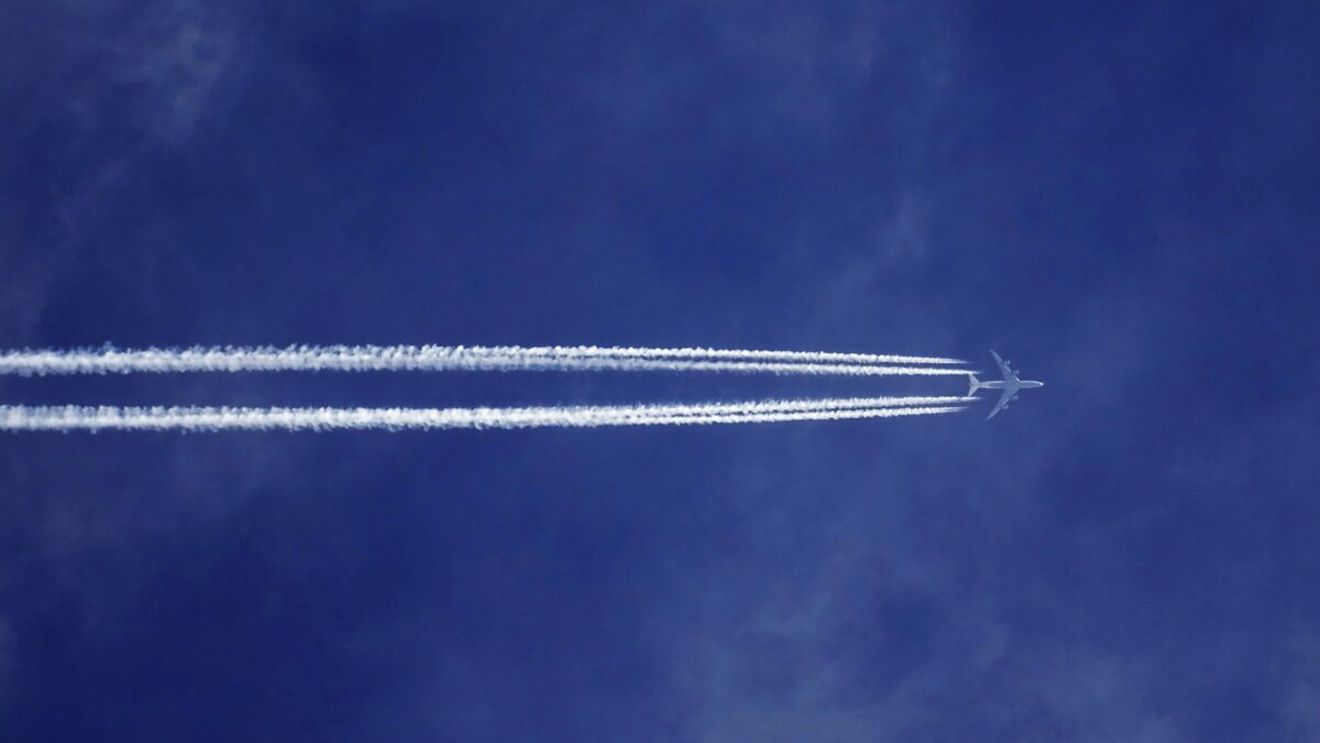 Un pilot român dezvăluie adevărul despre dârele albe de pe cer. De unde vin cu adevărat și cât sunt de periculoase