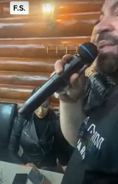 Florin Salam acceptă dedicațiile. Bianca Drăgușanu se uită în geantă. Sursă: captură video