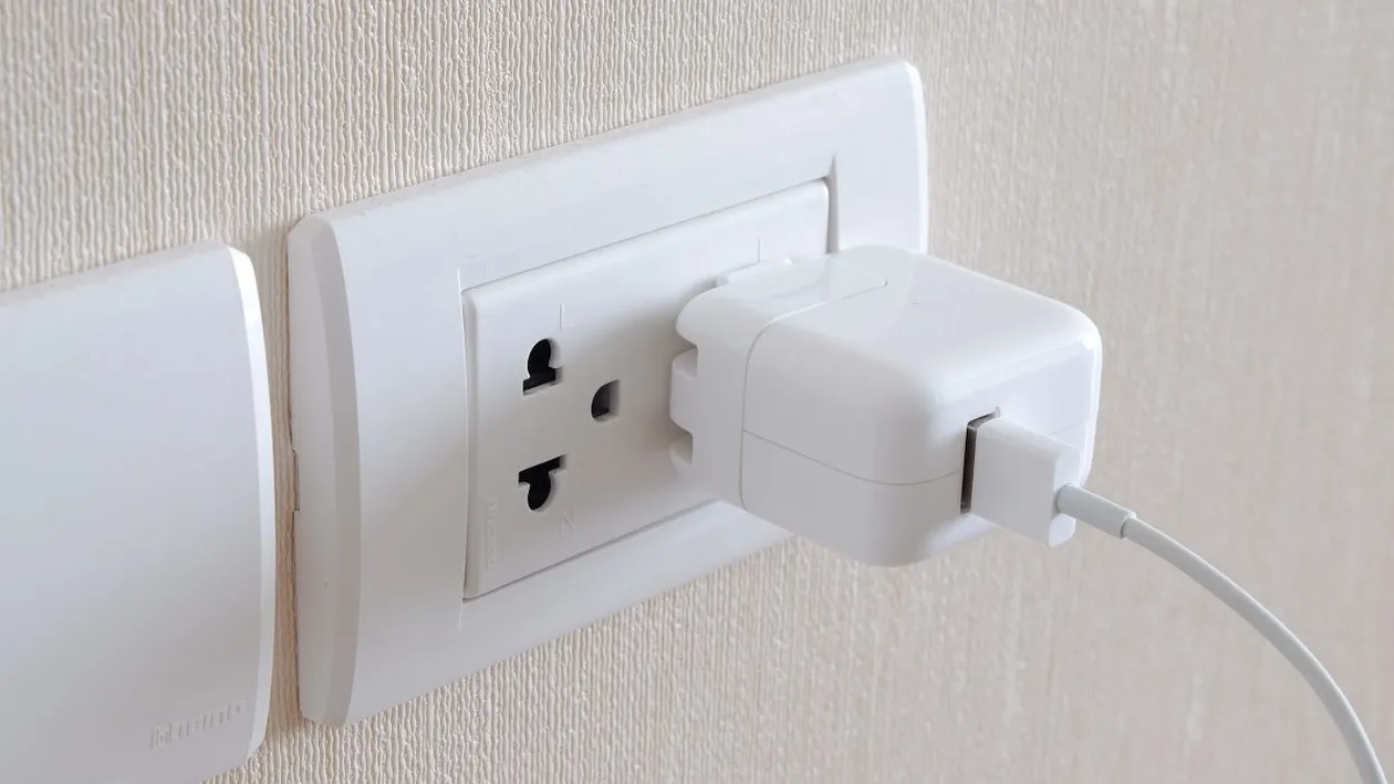 Ți se întâmplă des să uiți încărcătorul telefonului în priză?! Să nu mai faci această greșeală imensă