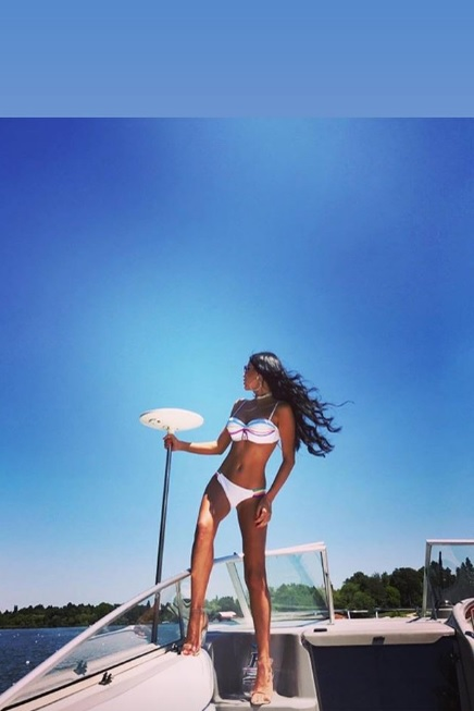 Mai mult dezbrăcată decât îmbrăcată! Cum a fost fotografiată Daniela Crudu azi, într-un club din Ibiza