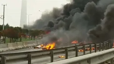 Un elicopter s-a prăbuşit pe o autostradă din Istanbul! Cel puţin cinci oameni au murit