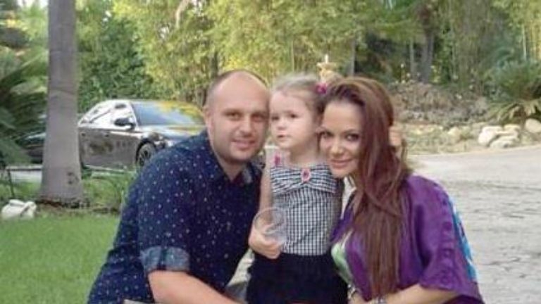 În lipsa soţului care locuieşte în SUA, Andreea Antonescu şi-a găsit ocupaţie la Bucureşti. "Am venit la..."