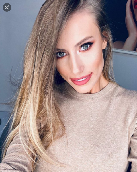 Iubita lui Dani Oțil, aproape goală pe Instagram! Cu o mână împinge…